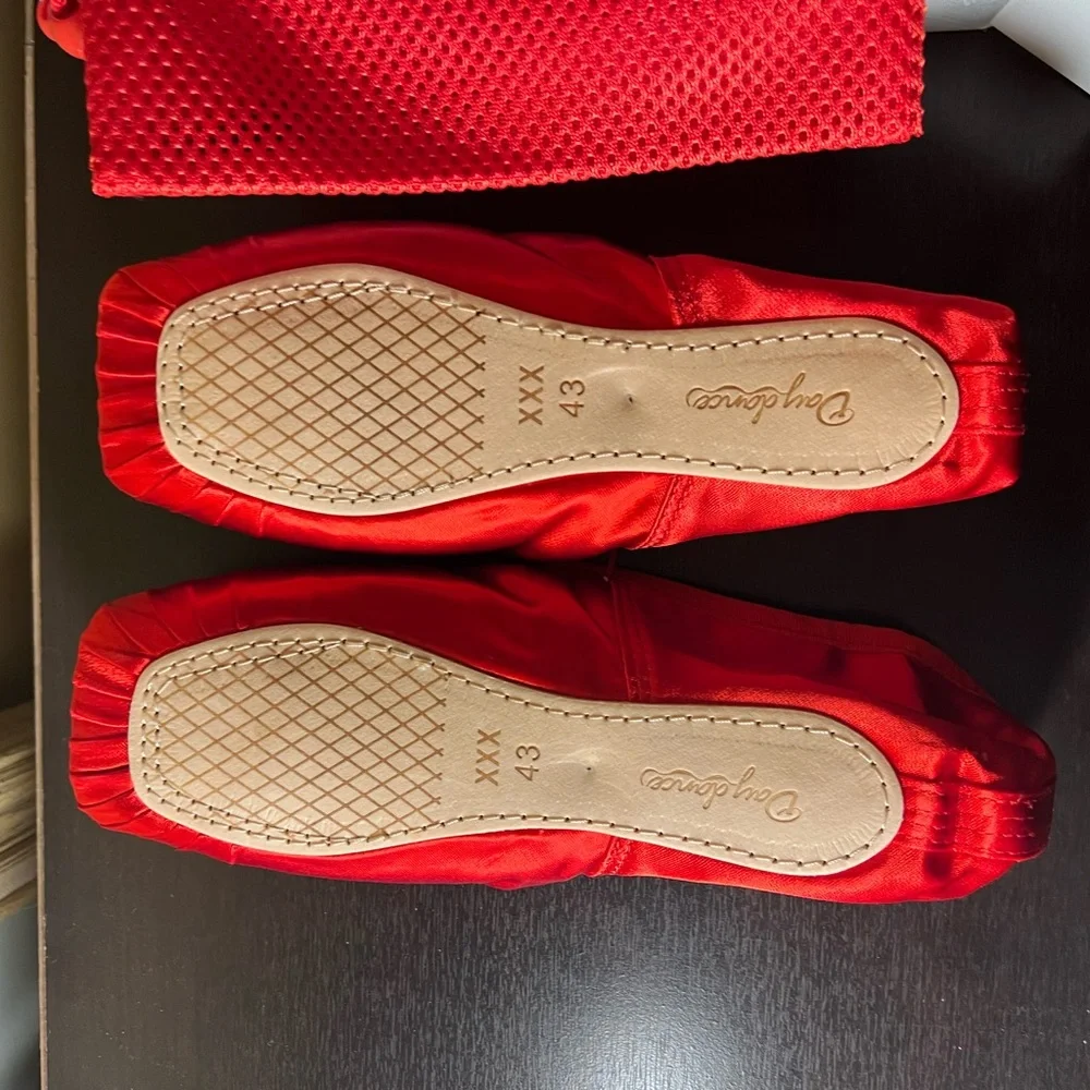 Red Ballet Pointe Shoes with Toe Pads with Dust Bag NIB - Picture 6 of 11